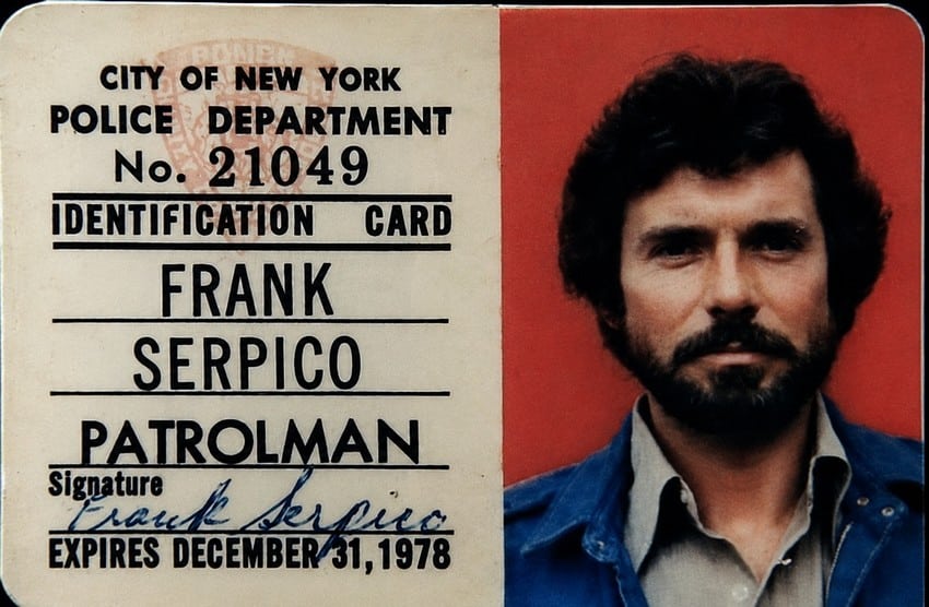 serie-serpico-1976-badge-policier-david-birney