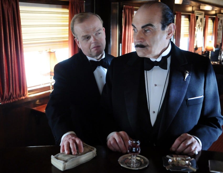 Toby Jones et David Suchet dans l'épisode Meurtre sur l'Orient-express Toby Jones et David Suchet dans la série Hercule Poirot.