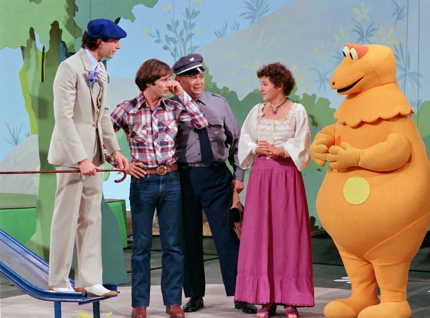 Jean-Louis Terrangle, Patrick Bricard, Henri Bon, Eliane Gauthier et Casimir. Monsieur du Snob, François, le facteur Émile, Julie et Casimir sur le plateau de L’Île aux enfants.