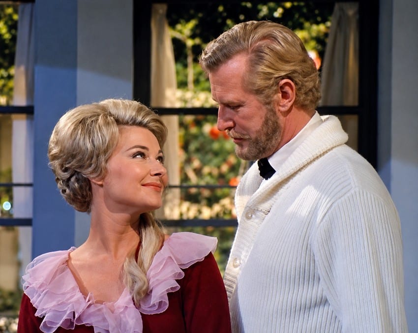 Hope Lange et Edward Mulhare Hope Lange et Edward Mulhare dans la série Madame et son fantôme en 1968.
